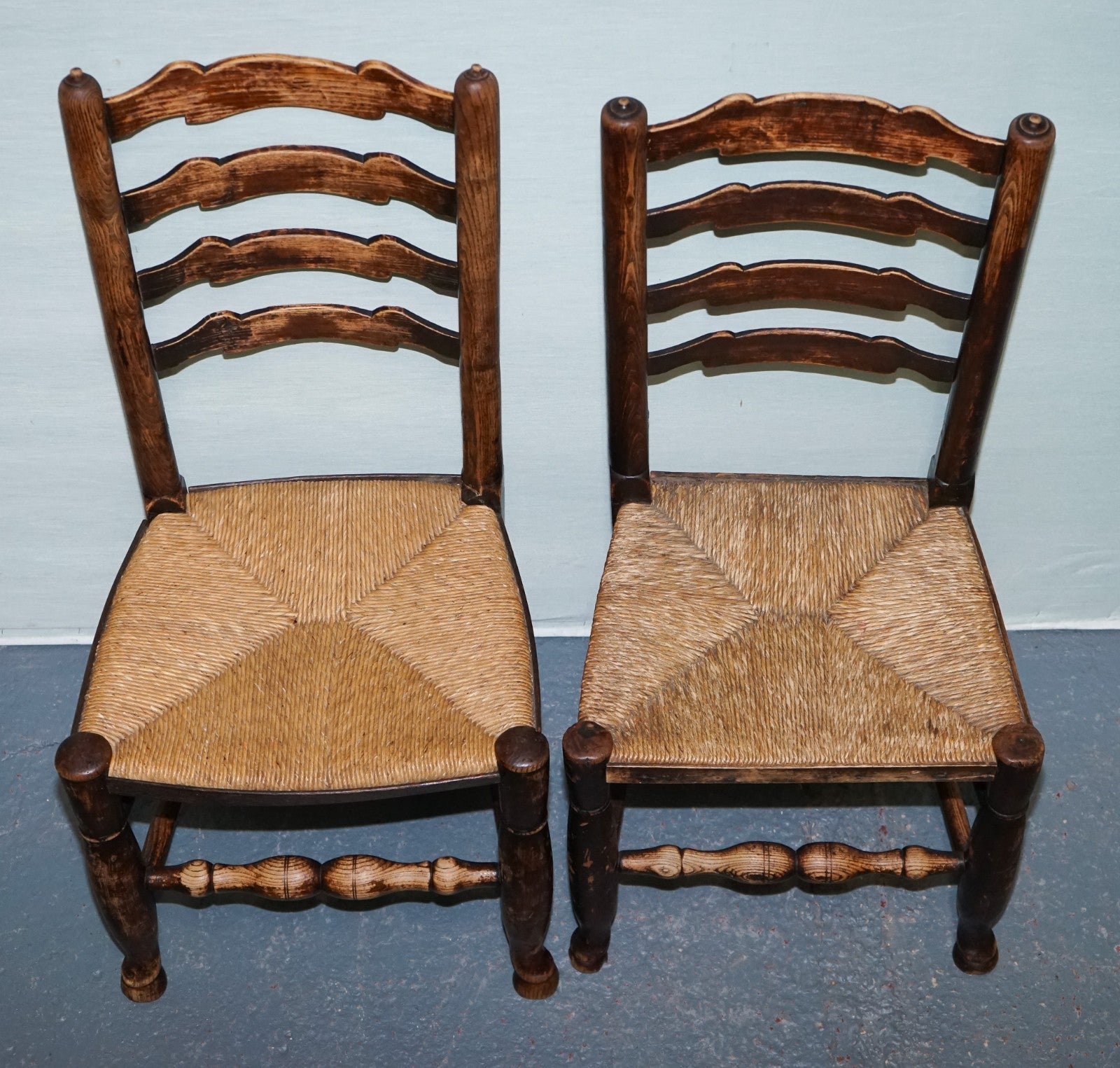 SET OF FOUR SOLID OAK COUNTRY HOUSE STRAW SEAT LADDER BACK DINING CHAIRS