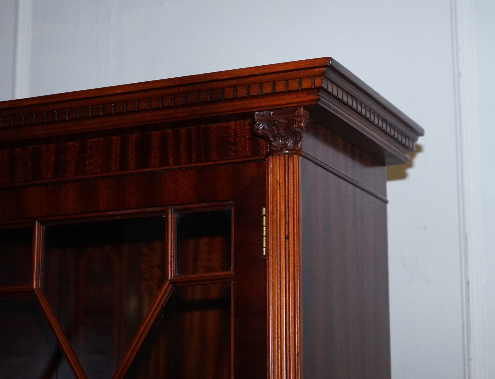 VINTAGE GEORGIAN STYLE FLAMED HARDWOOD BREAKFRONT DISPLAY CABiNET BOOKCASE