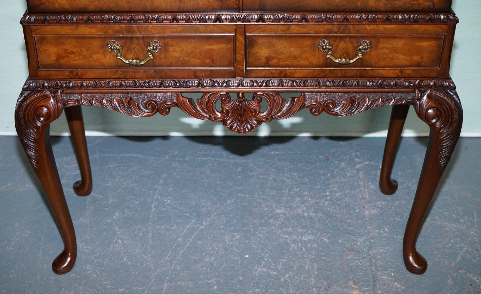 VINTAGE CARVED QUEEN ANNE STYLE DISPLAY CABiNET BOOKCASE