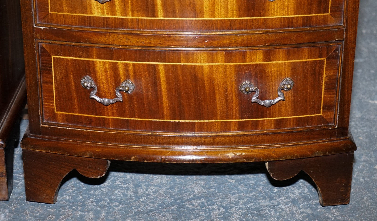 RESTORED VINTAGE ENGLISH PAIR OF BEDSIDE TABLES NIGHTSTAND WITH ORIGINAL HANDLES