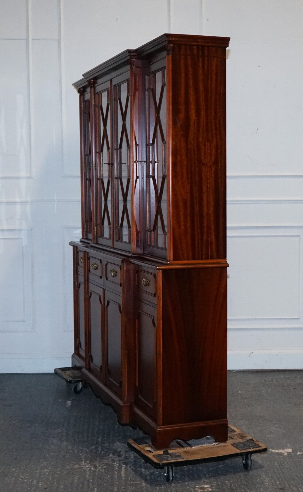 VINTAGE GEORGIAN STYLE FLAMED HARDWOOD BREAKFRONT DISPLAY CABiNET BOOKCASE