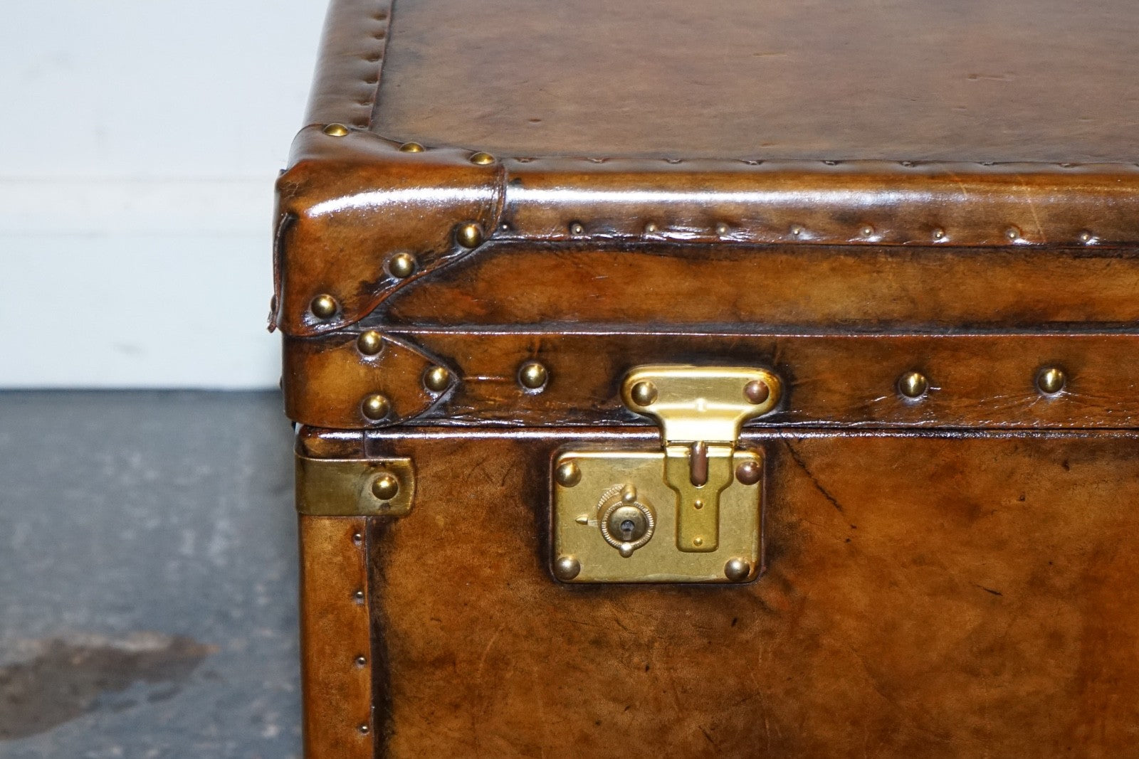 VINTAGE HAND DYED BROWN LEATHER LOCKABLE STORAGE STEAMER TRUNK COFFEE SIDE TABLE