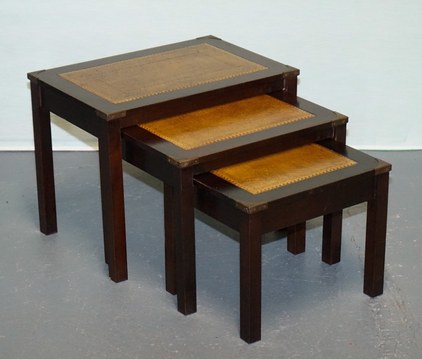 VINTAGE MILITARY CAMPAIGN BRASS NEST OF TABLES WITH CAMEL BROWN LEATHER TOPS