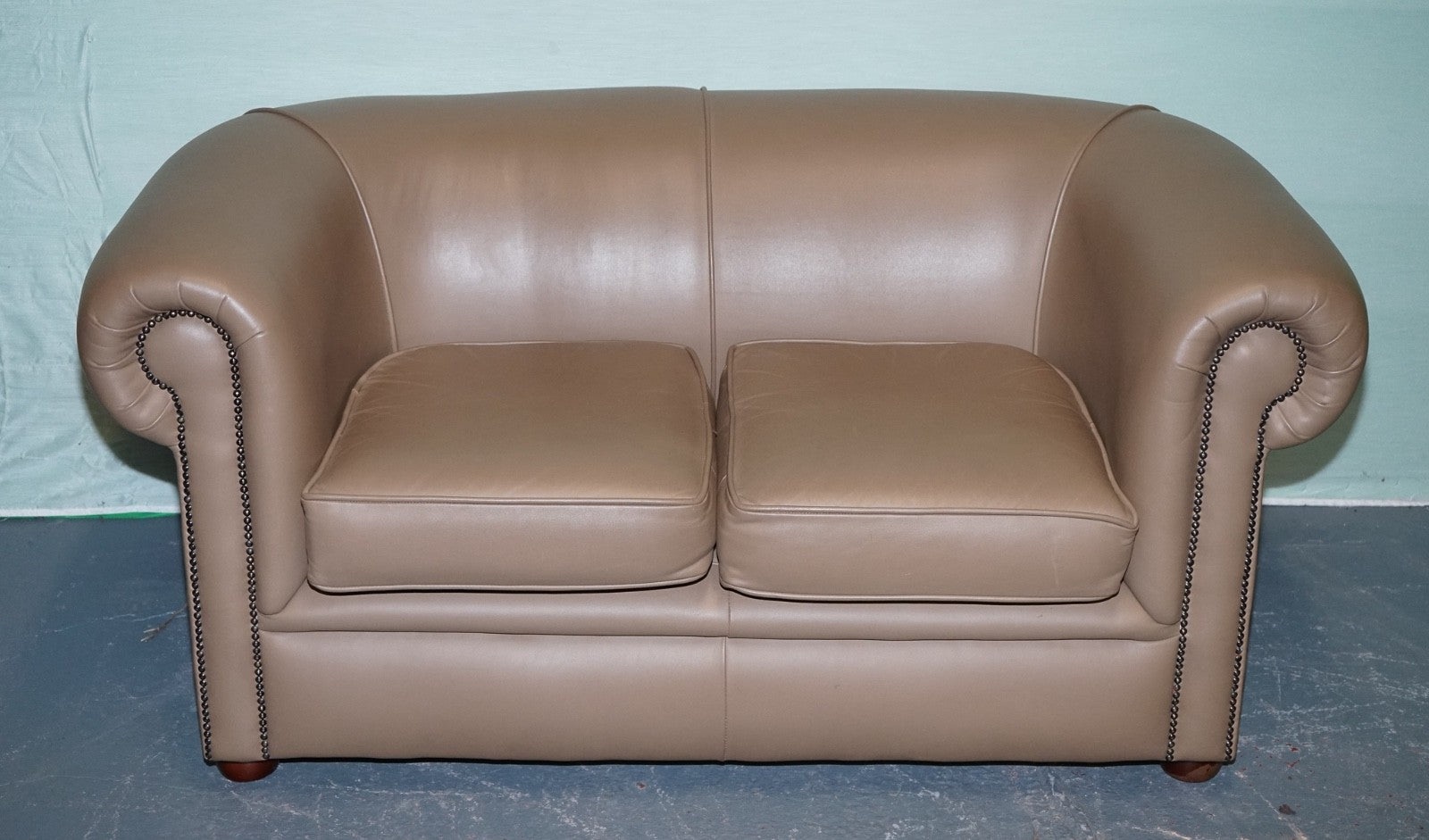 VINTAGE CHESTERFIELD ANDREW MUiRHEAD TAN LEATHER TUB TWO SEATER SOFA STUD DETAIL