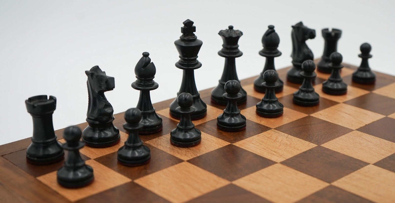 ANTIQUE ENGLISH QUALITY STAUNTON WEIGHTED CHESS SET WITH BOX AND BOARD