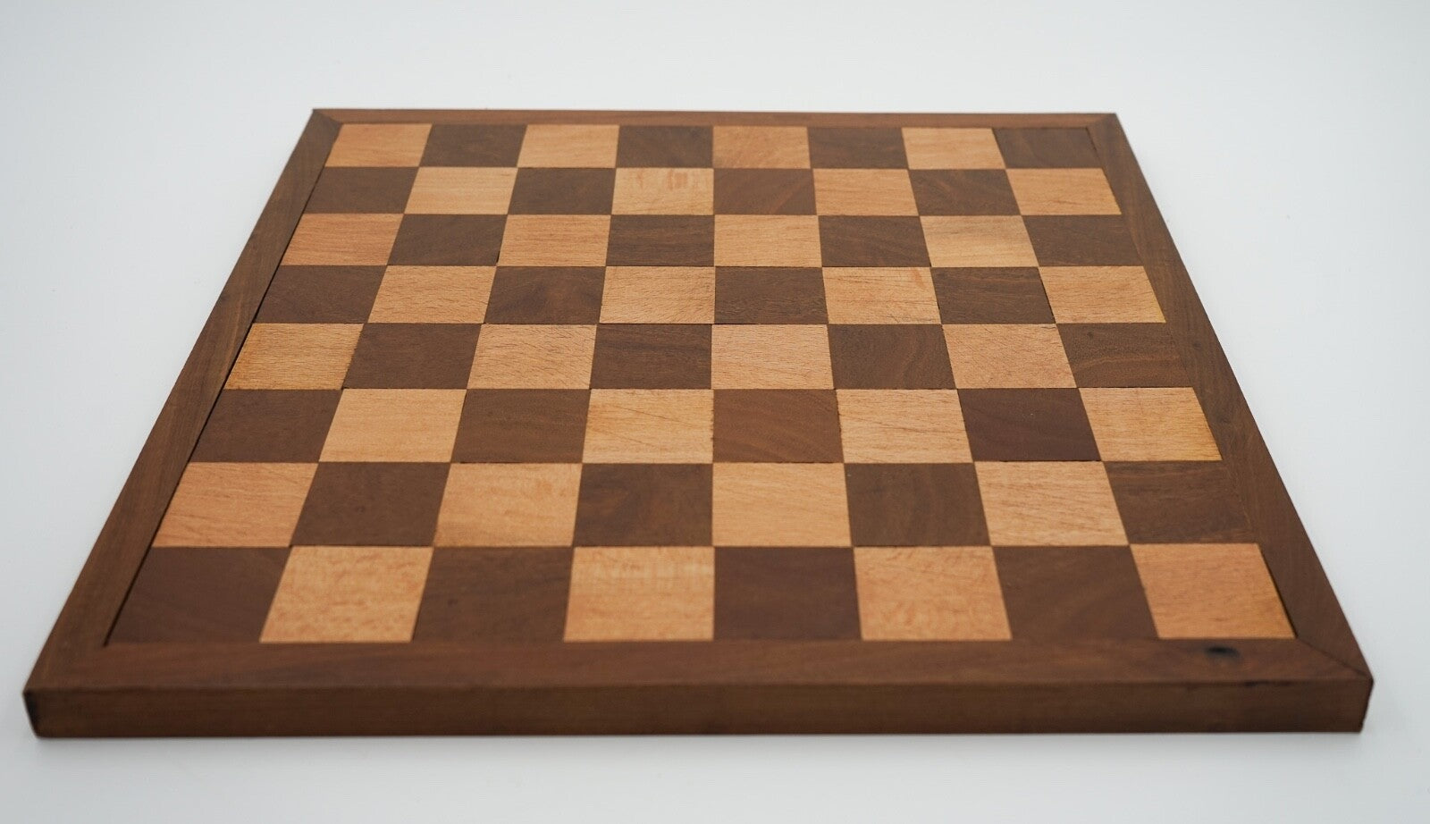 ANTIQUE ENGLISH QUALITY STAUNTON WEIGHTED CHESS SET WITH BOX AND BOARD