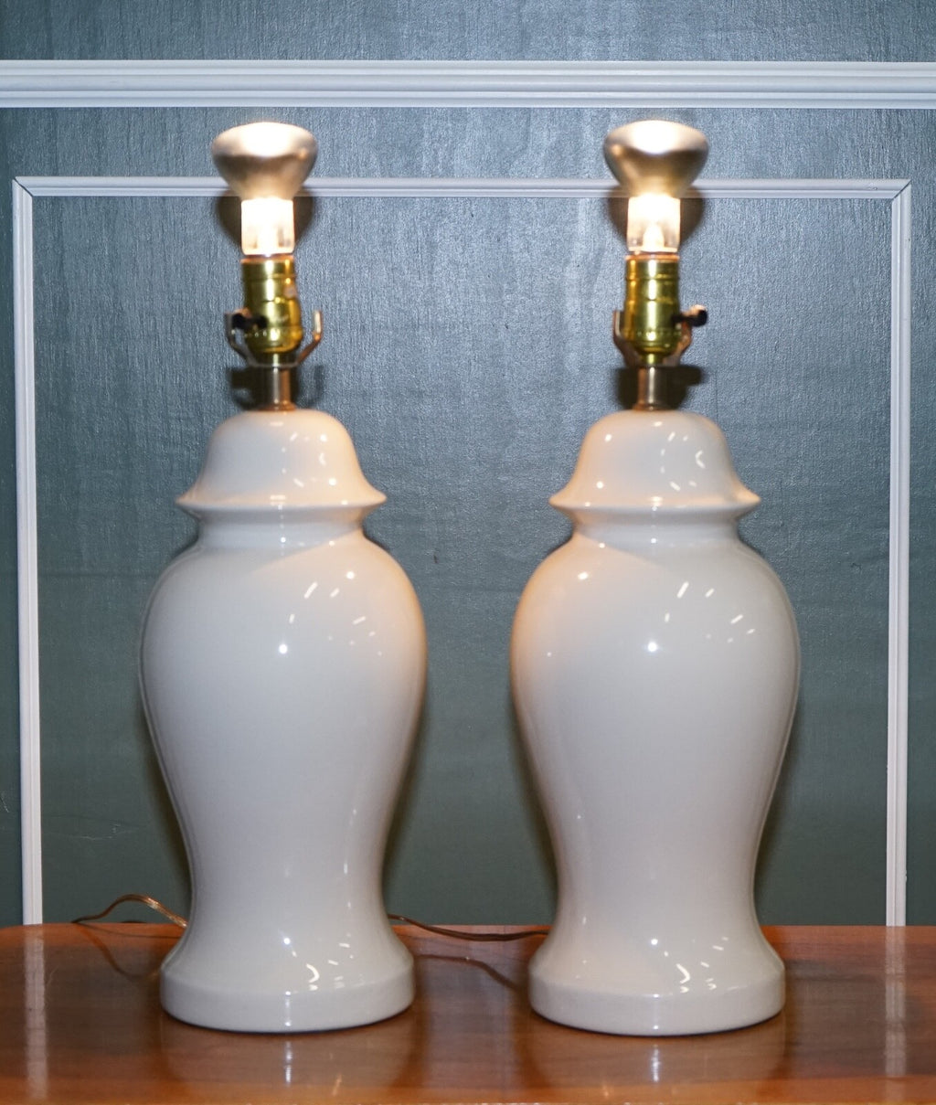 CIRCA 1970s VINTAGE CREAM COLOURED PORCELAIN PAIR OF LAMPS