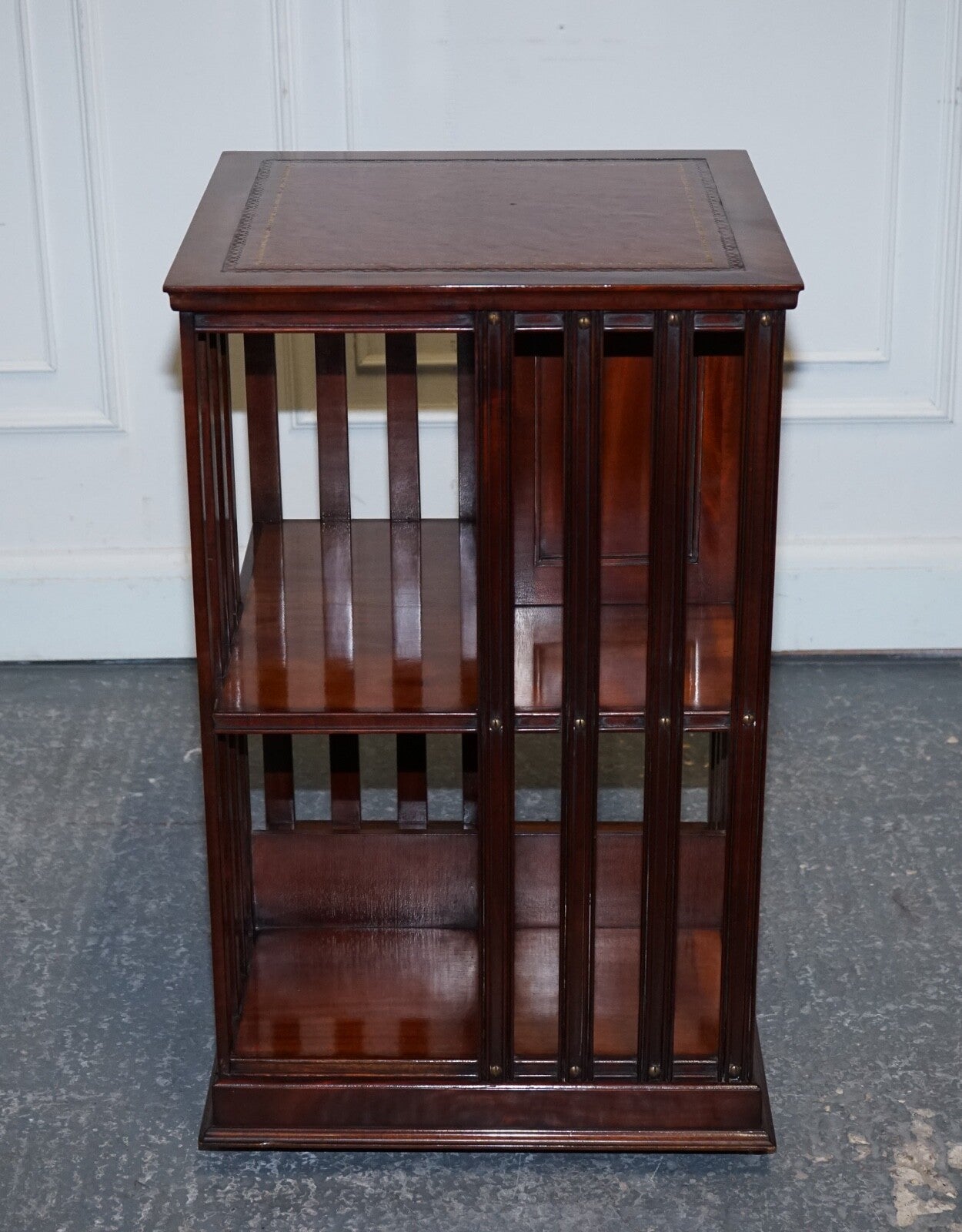 STUNNING REVIVAL INLAID REVOLVING BOOKCASE END TABLE WITH BROWN AGED LEATHER TOP