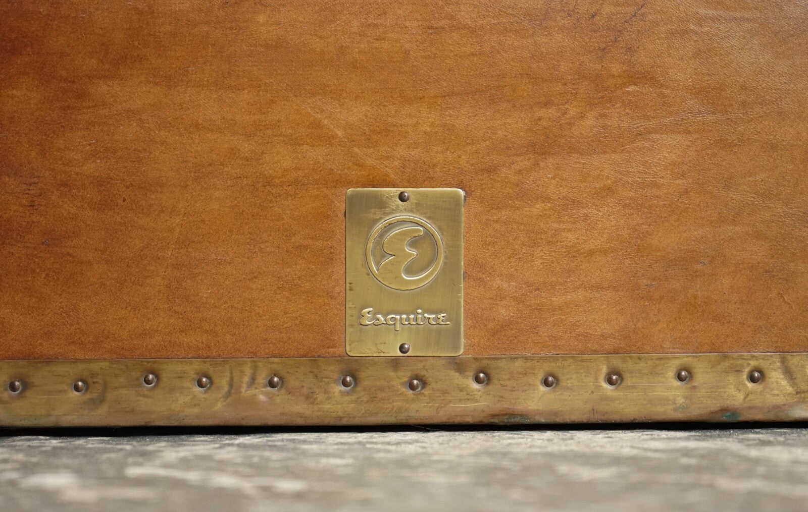 ABSOLUTELY STUNNING VINTAGE FULL LEATHER DESK WITH THREE DRAWERS MADE BY ESQUIRE