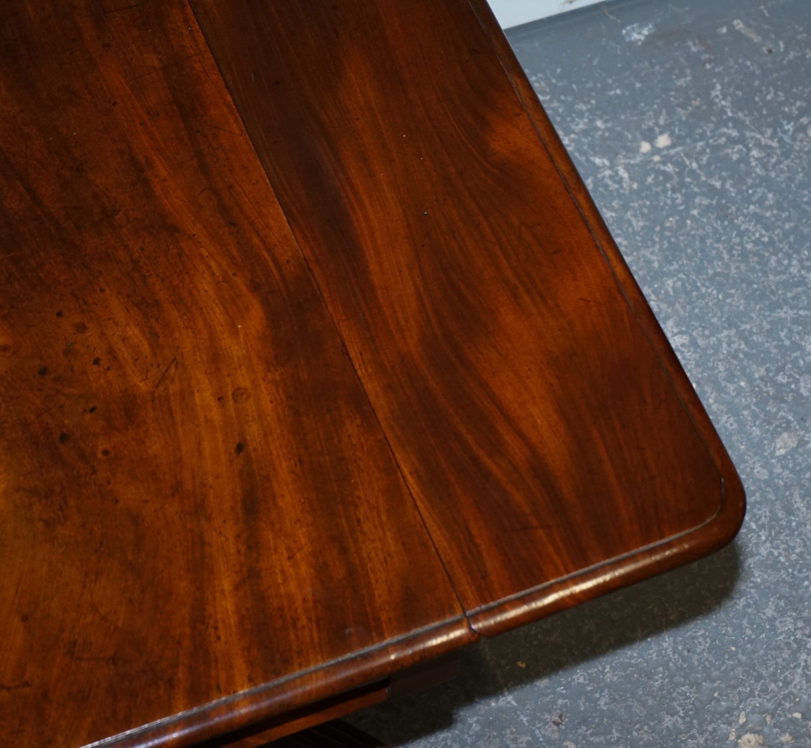 1820s RESTORED ENGLISH ANTIQUE PEDESTAL PEMBROKE DROP LEAF TABLE WITH DRAWER