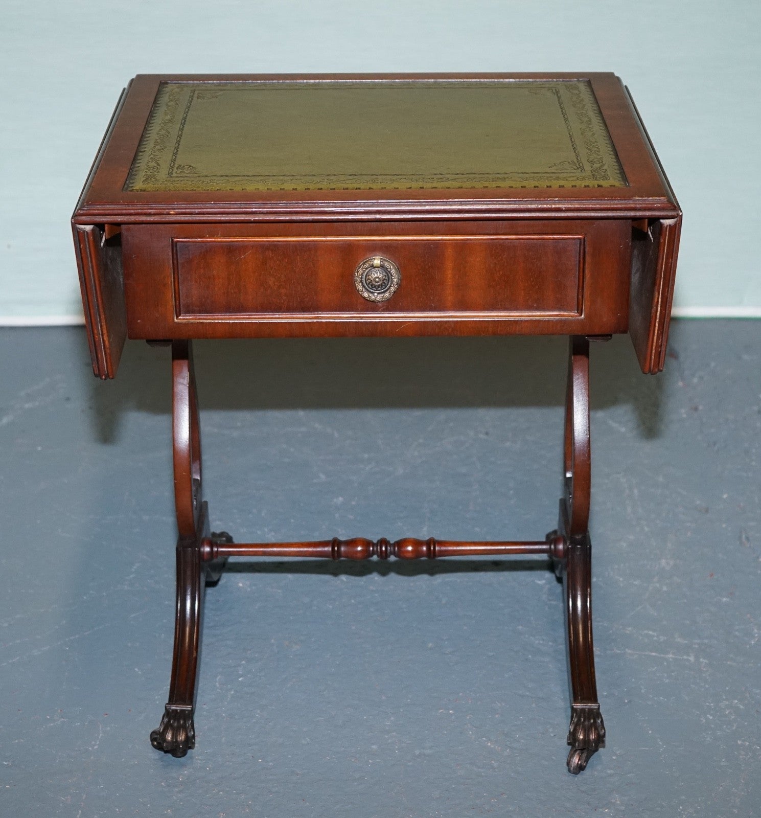 REGENCY STYLE HARDWOOD SIDE TABLE WITH GREEN LEATHER iNSET TOP & DROP LEAVES