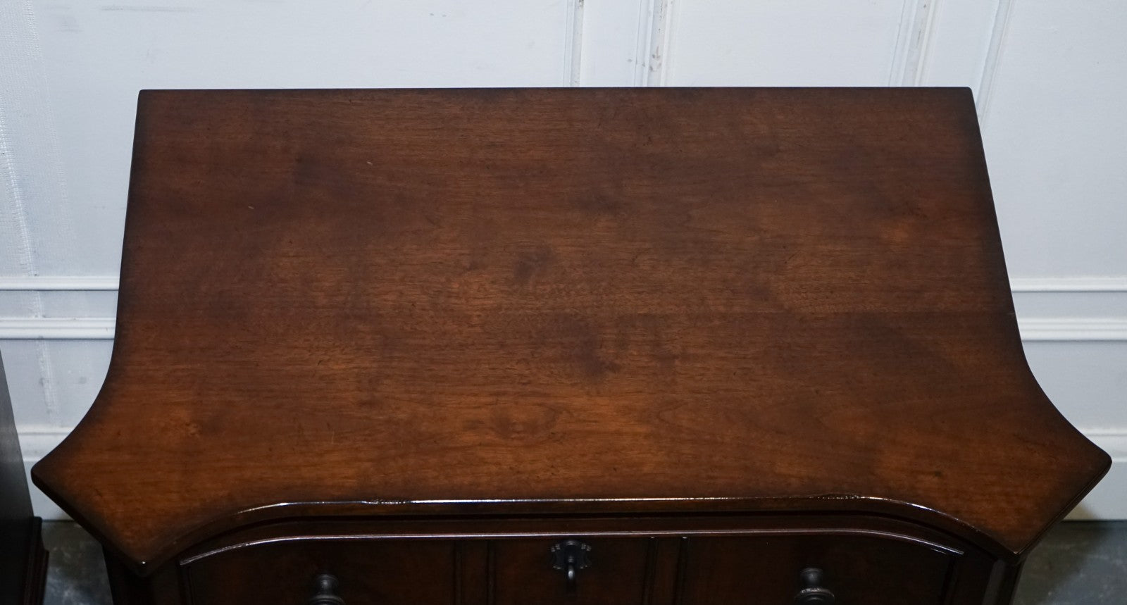 LARGE PAIR OF AMERICAN THOMASVILLE TRINIDAD NIGHTSTANDS BEDSIDE TABLES