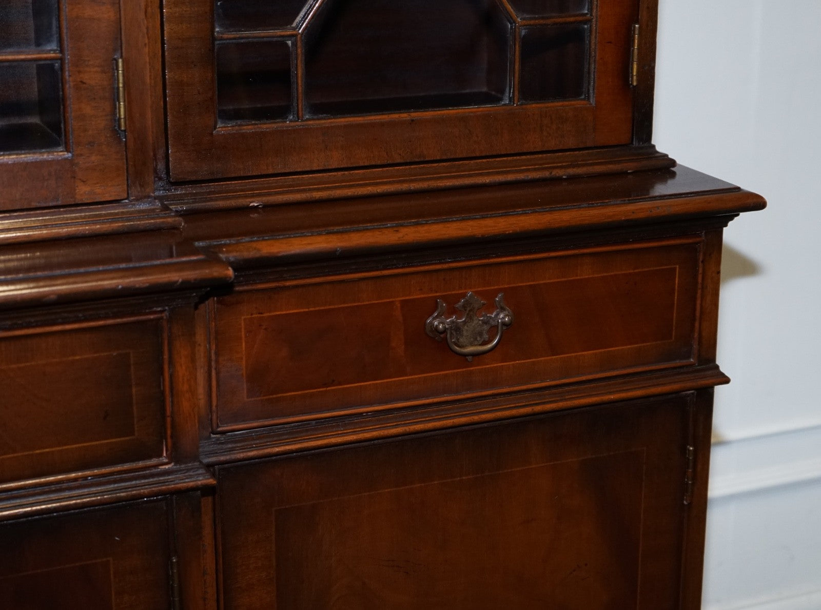 STUNNING GEORGIAN STYLE BREAKFRONT FOUR DOOR DISPLAY CABiNET BOOKCASE