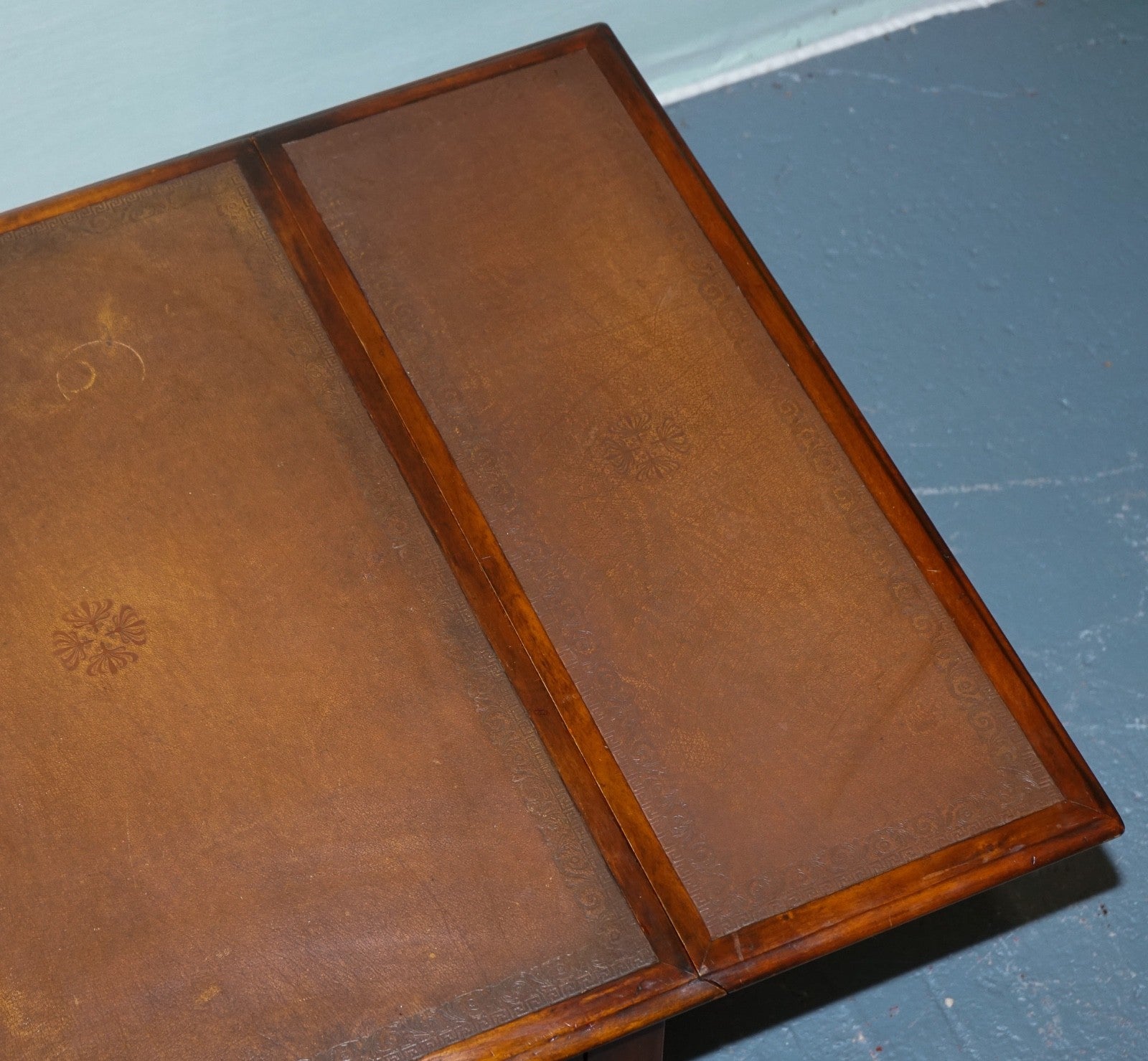 ELEGANT THEODORE ALEXANDER DROP LEAF BARLEY TWIST TABLE WITH LEATHER TOP