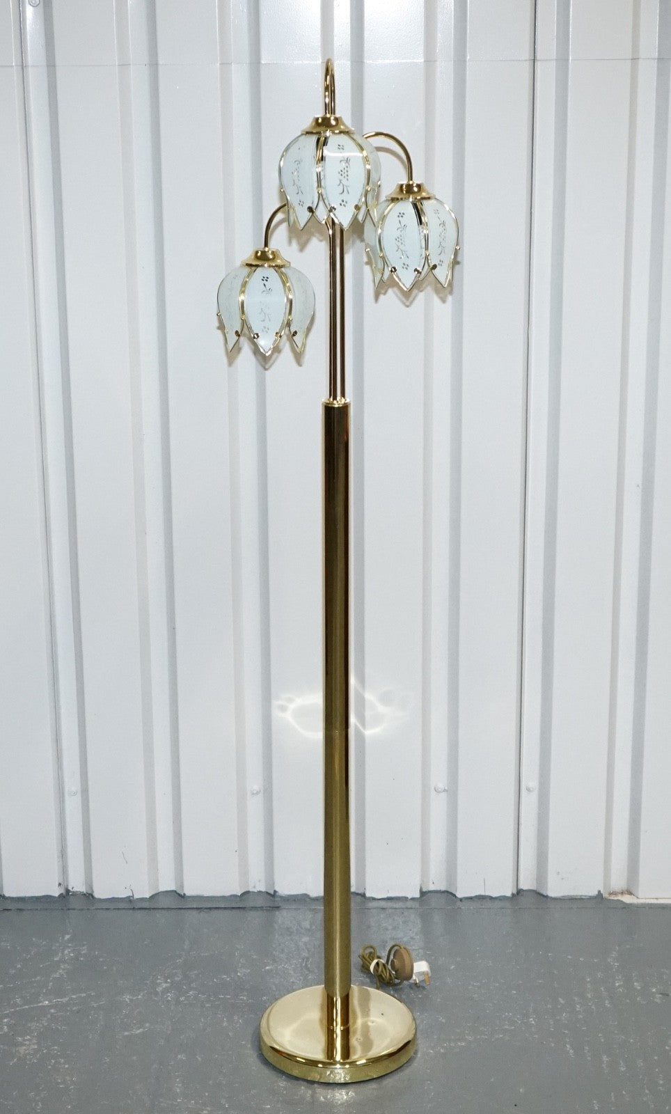 VINTAGE MID CENTRY HOLLYWOOD REGENCY BRASS WHITE TULIP GLASS FLOOR LAMP