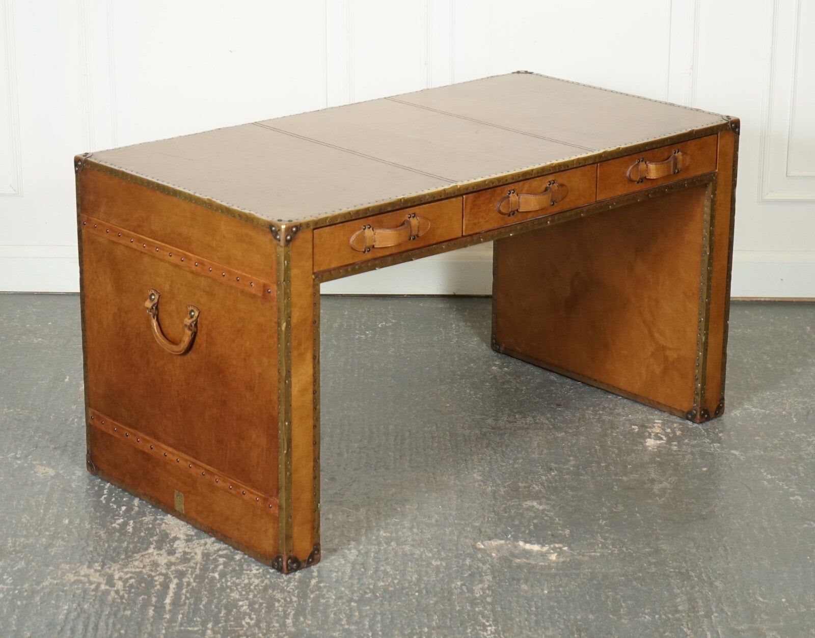 ABSOLUTELY STUNNING VINTAGE FULL LEATHER DESK WITH THREE DRAWERS MADE BY ESQUIRE