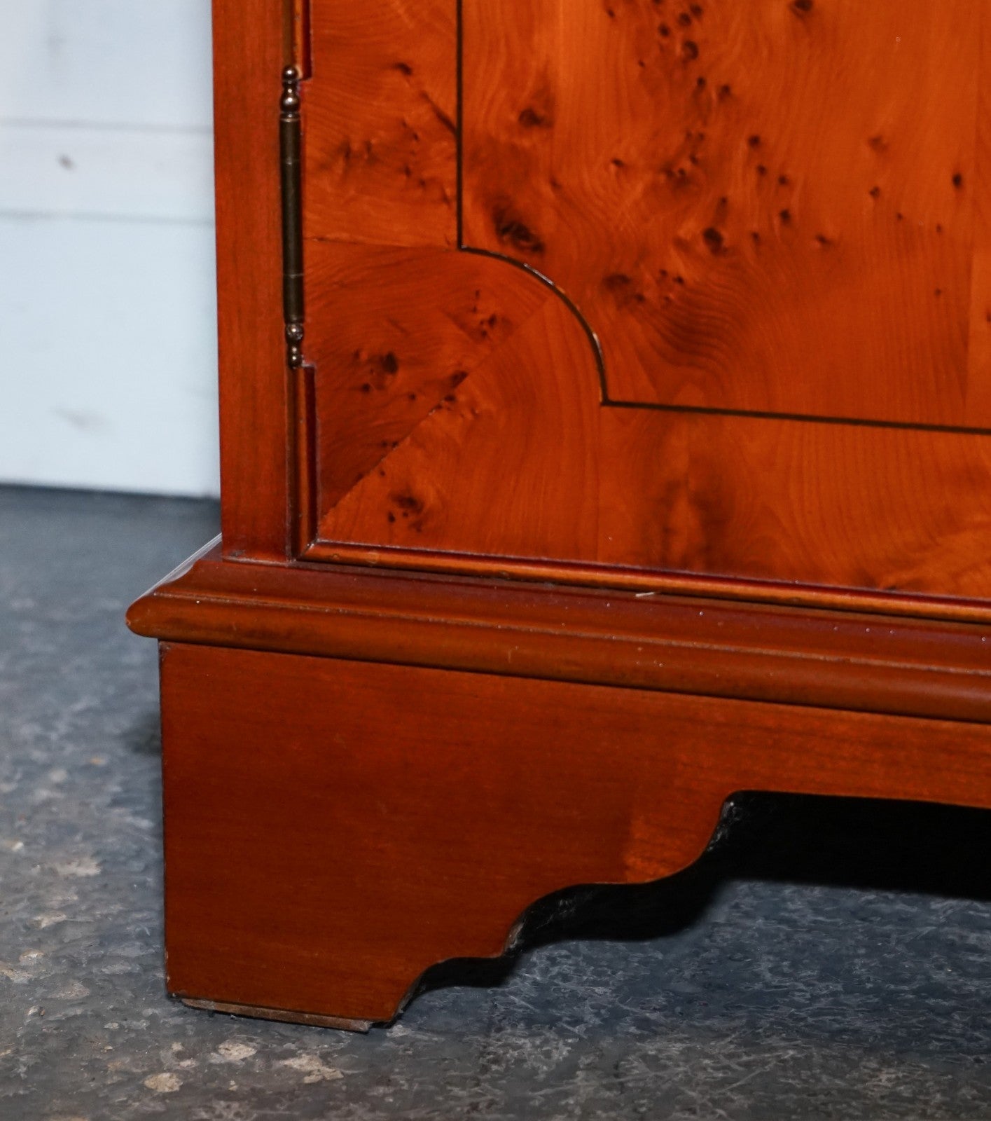 VINTAGE BURR YEW WOOD SIDEBOARD WITH FOUR CUPBOARDS & DRAWERS