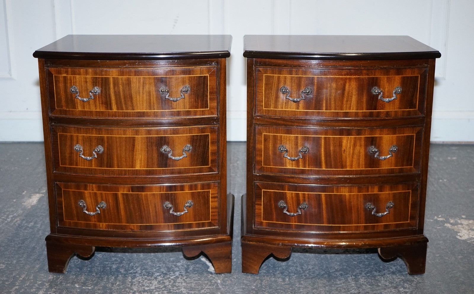 RESTORED VINTAGE ENGLISH PAIR OF BEDSIDE TABLES NIGHTSTAND WITH ORIGINAL HANDLES