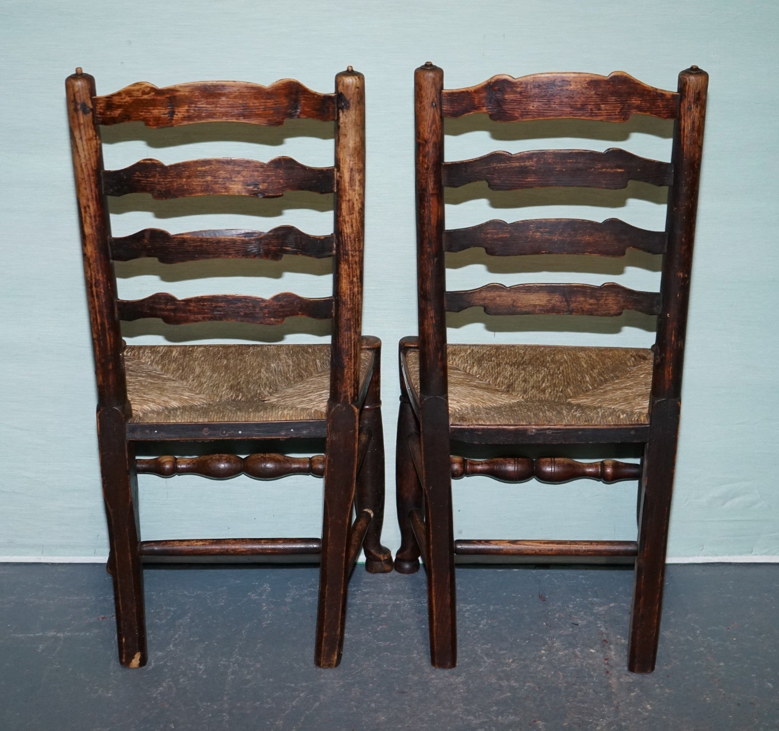 SET OF FOUR SOLID OAK COUNTRY HOUSE STRAW SEAT LADDER BACK DINING CHAIRS