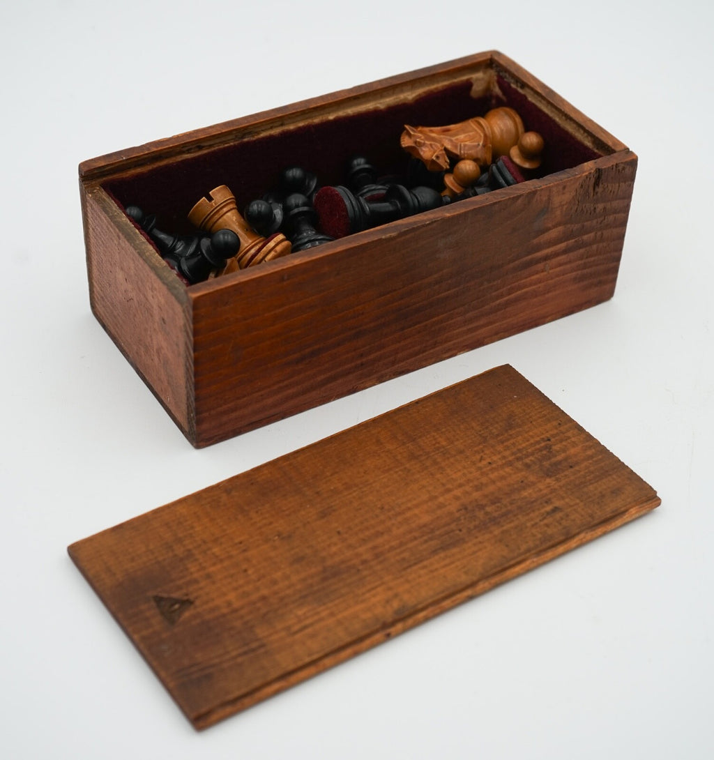 ANTIQUE ENGLISH QUALITY STAUNTON WEIGHTED CHESS SET WITH BOX AND BOARD