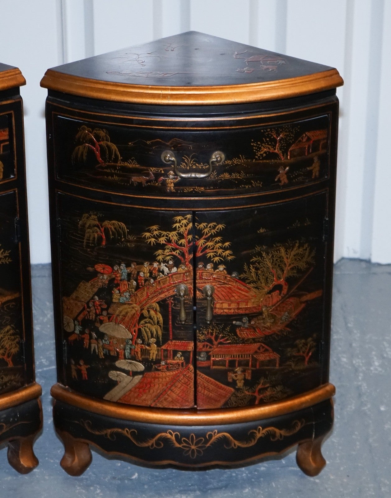 MATCHING PAIR OF CHINESE CHINOISERIE DECORATIVE CORNER CABINETS WITH CUPBOARD