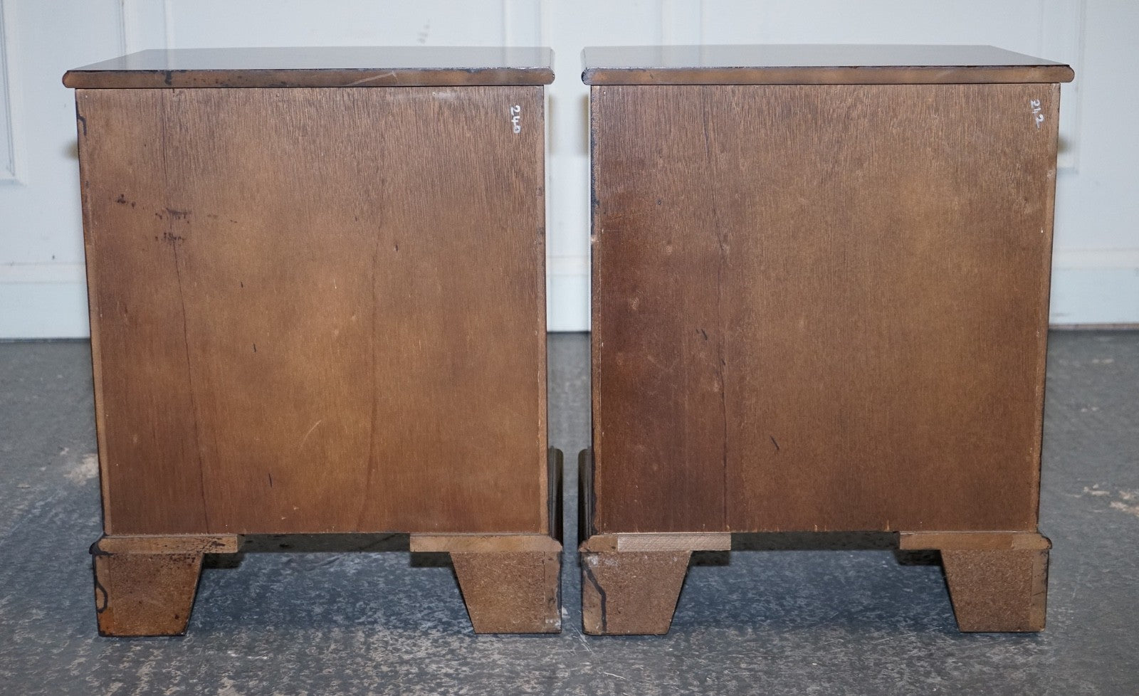 RESTORED VINTAGE ENGLISH PAIR OF BEDSIDE TABLES NIGHTSTAND WITH ORIGINAL HANDLES