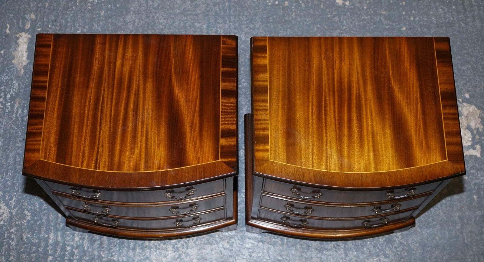 RESTORED VINTAGE ENGLISH PAIR OF BEDSIDE TABLES NIGHTSTAND WITH ORIGINAL HANDLES