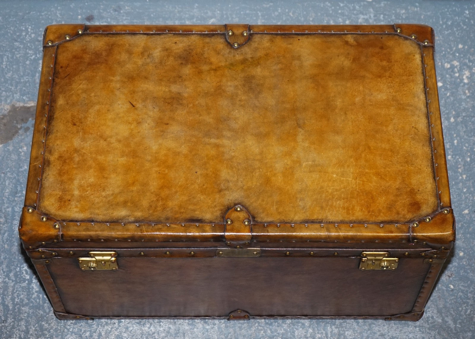 VINTAGE HAND DYED BROWN LEATHER LOCKABLE STORAGE STEAMER TRUNK COFFEE SIDE TABLE