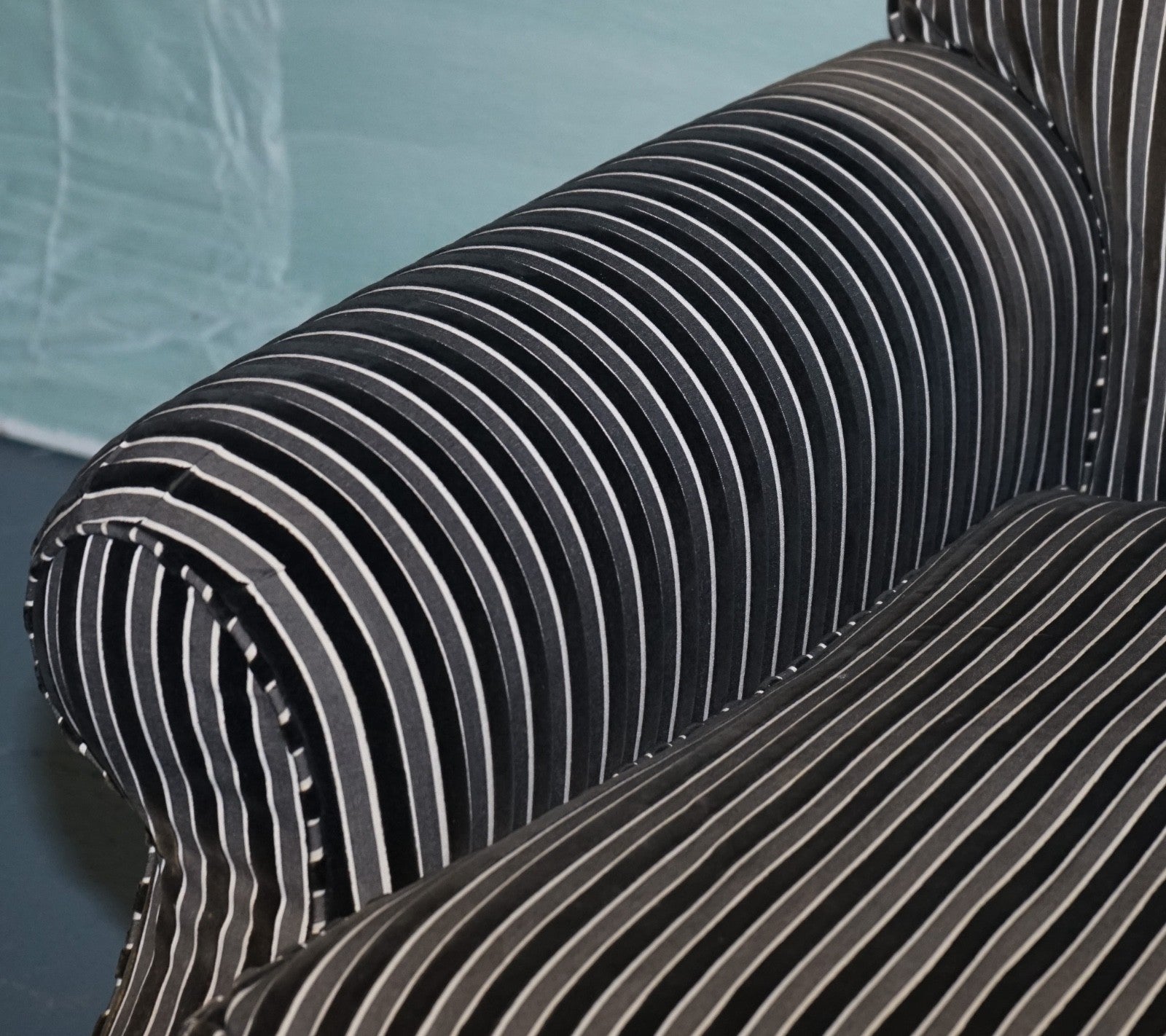 VINTAGE RALPH LAUREN FOR HENREDON STRIPED UPHOLSTERED CHAiR