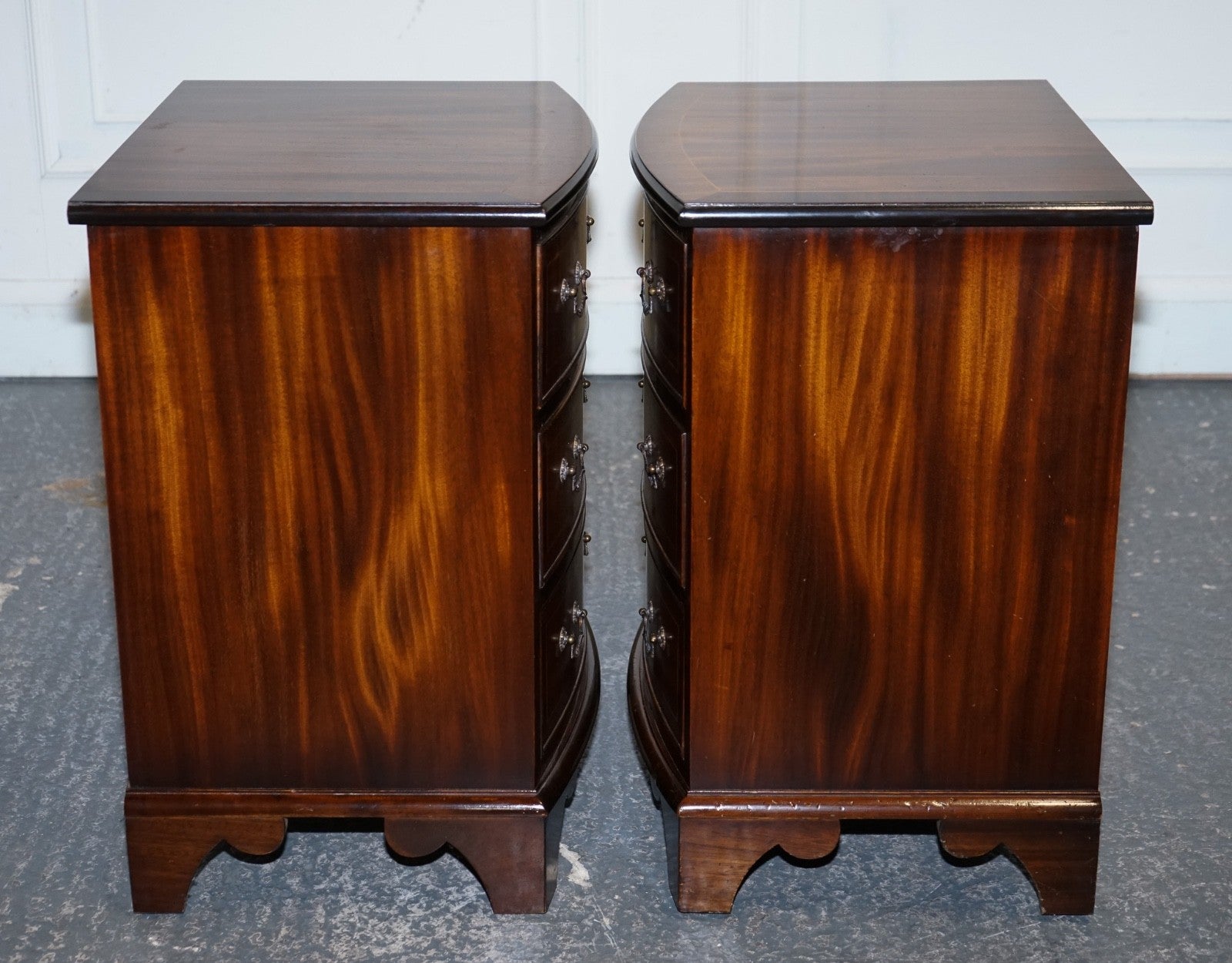 RESTORED VINTAGE ENGLISH PAIR OF BEDSIDE TABLES NIGHTSTAND WITH ORIGINAL HANDLES