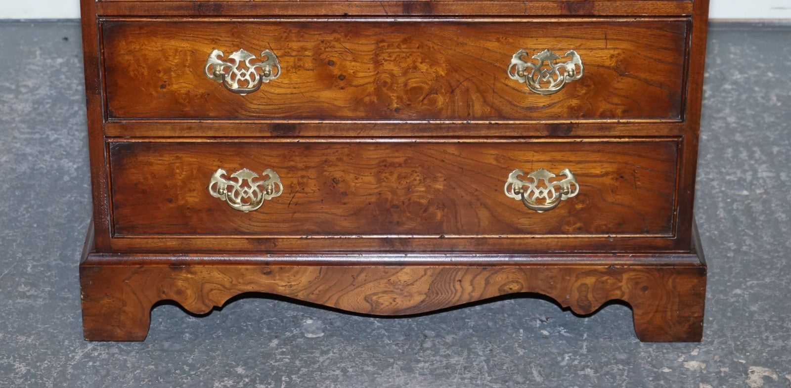 ELEGANT VINTAGE BURL ELM ALL OVER CHEST OF DRAWERS COMMODE BRASS HANDLES