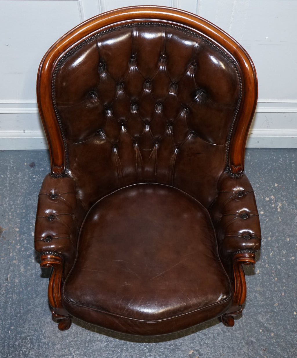 ANTIQUE SHOW FRAMED VICTORIAN CHESTERFIELD DYED LEATHER ARMCHAIR & FOOTSTOOL
