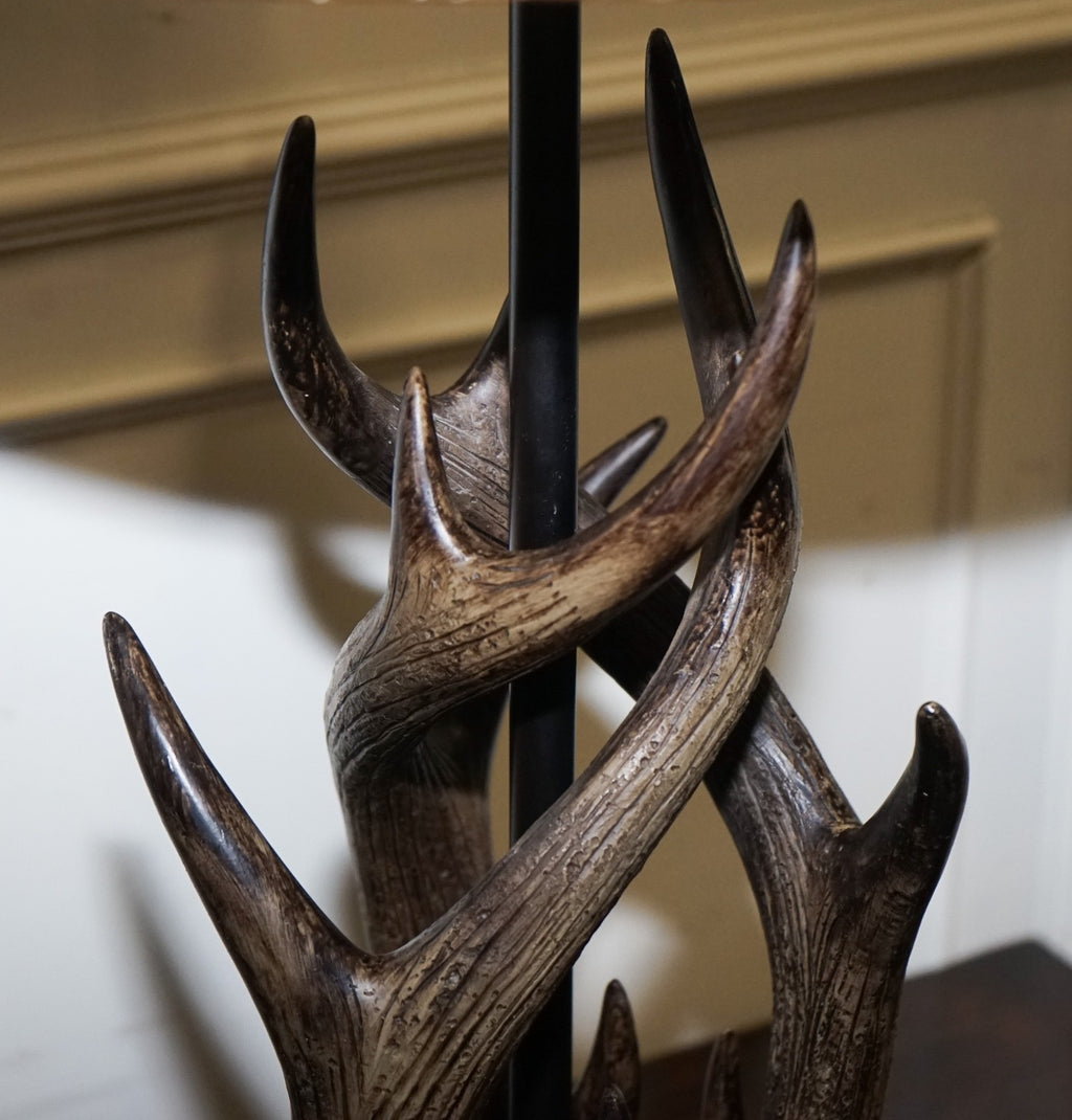 VINTAGE RUSTIC COUNTRY FAUX ANTLER TABLE LAMP WITH MATCHING SHADE