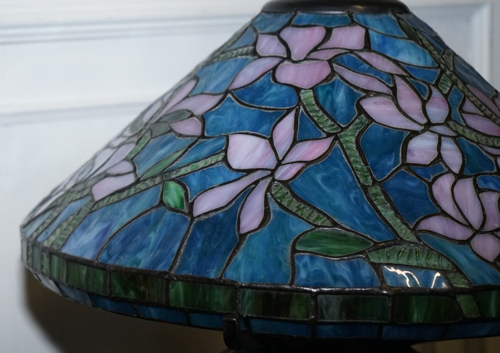 TIFFANY STYLE STAINED GLASS ART NOUVEAU FLORAL DESIGN WITH ILLUMINATED BASE LAMP