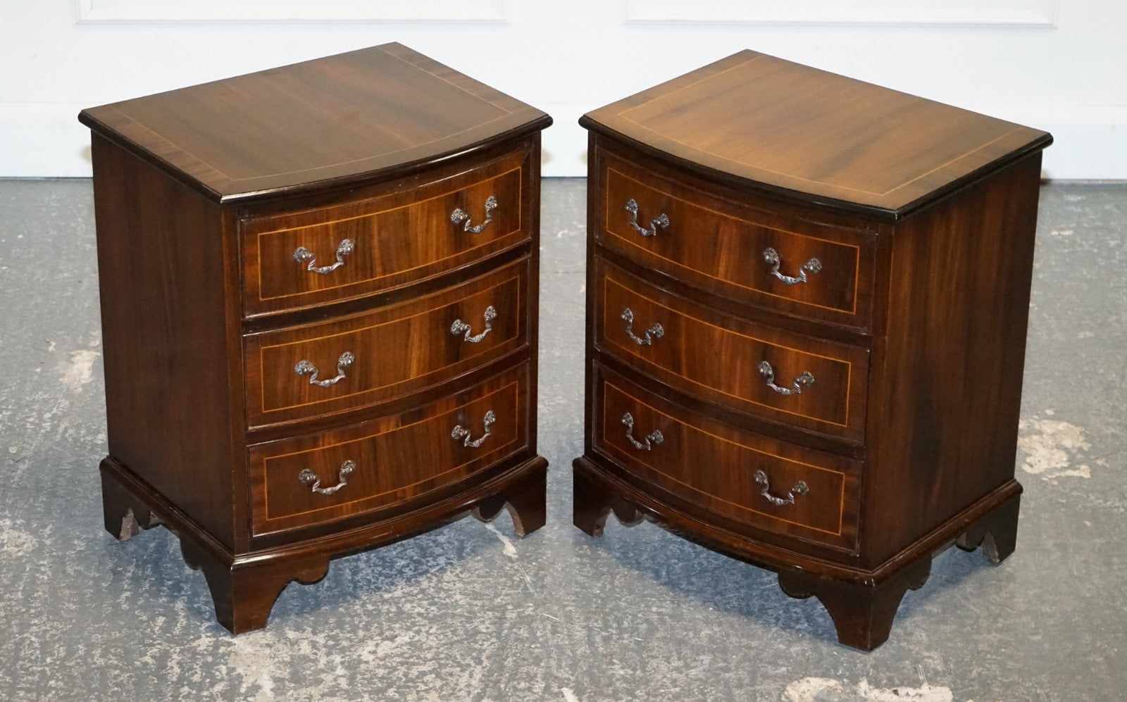 RESTORED VINTAGE ENGLISH PAIR OF BEDSIDE TABLES NIGHTSTAND WITH ORIGINAL HANDLES