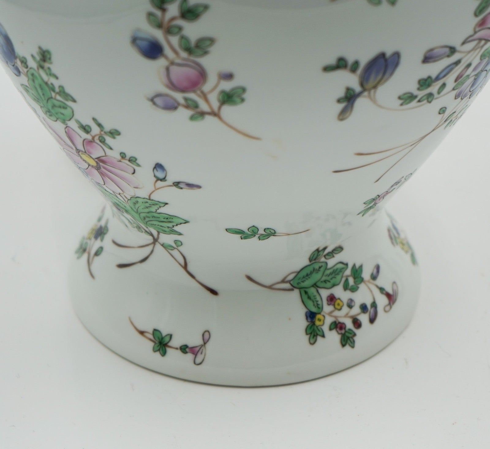 PAIR OF 1960'S CHINESE QIANLONG NIAN ZHI PORCELAIN VASES CONVERTED TABLE LAMPS