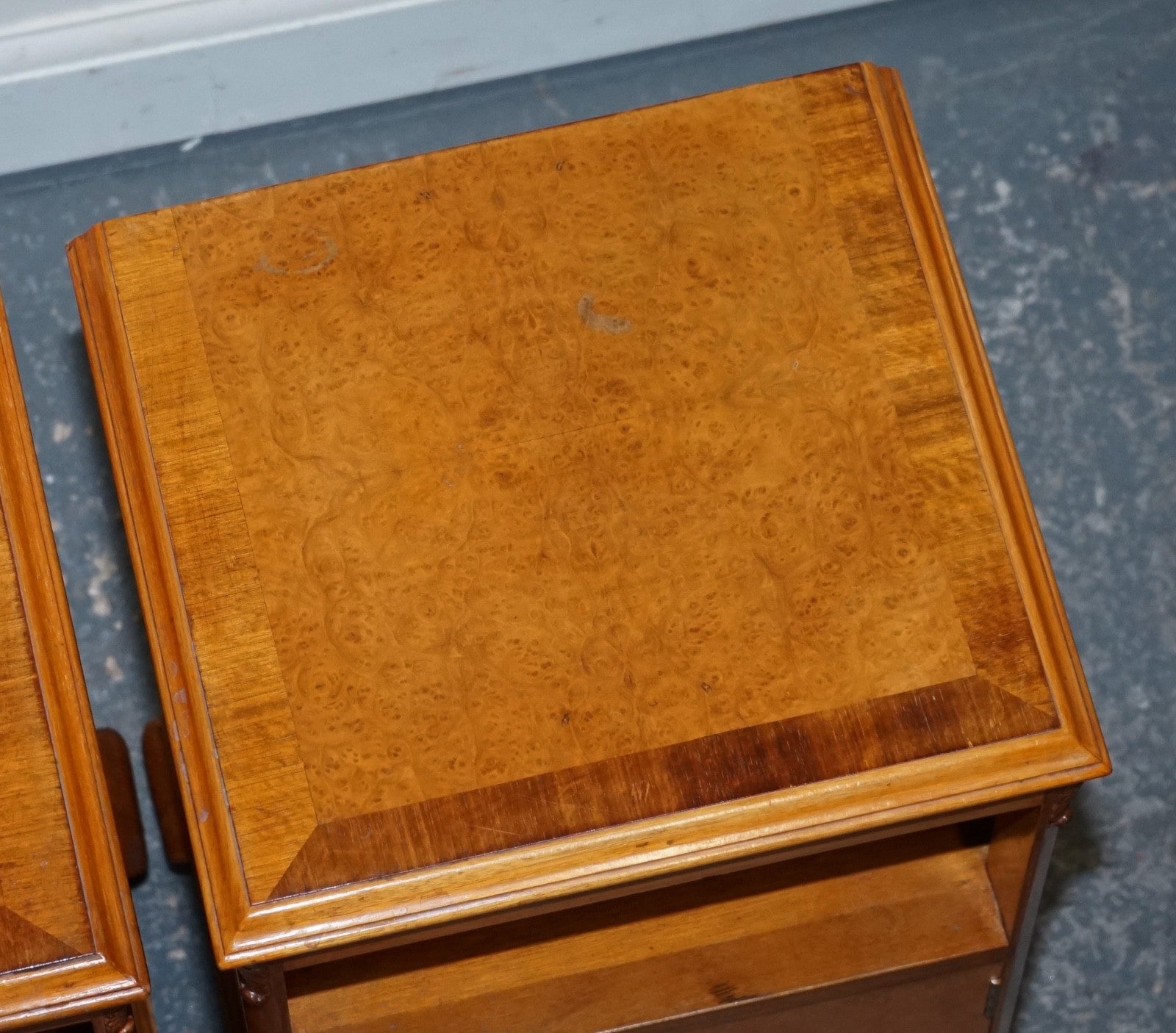 ANTIQUE PAIR OF ART DECO 1920'S LIGHT WALNUT  NIGHTSTANDS BEDSIDE TABLES