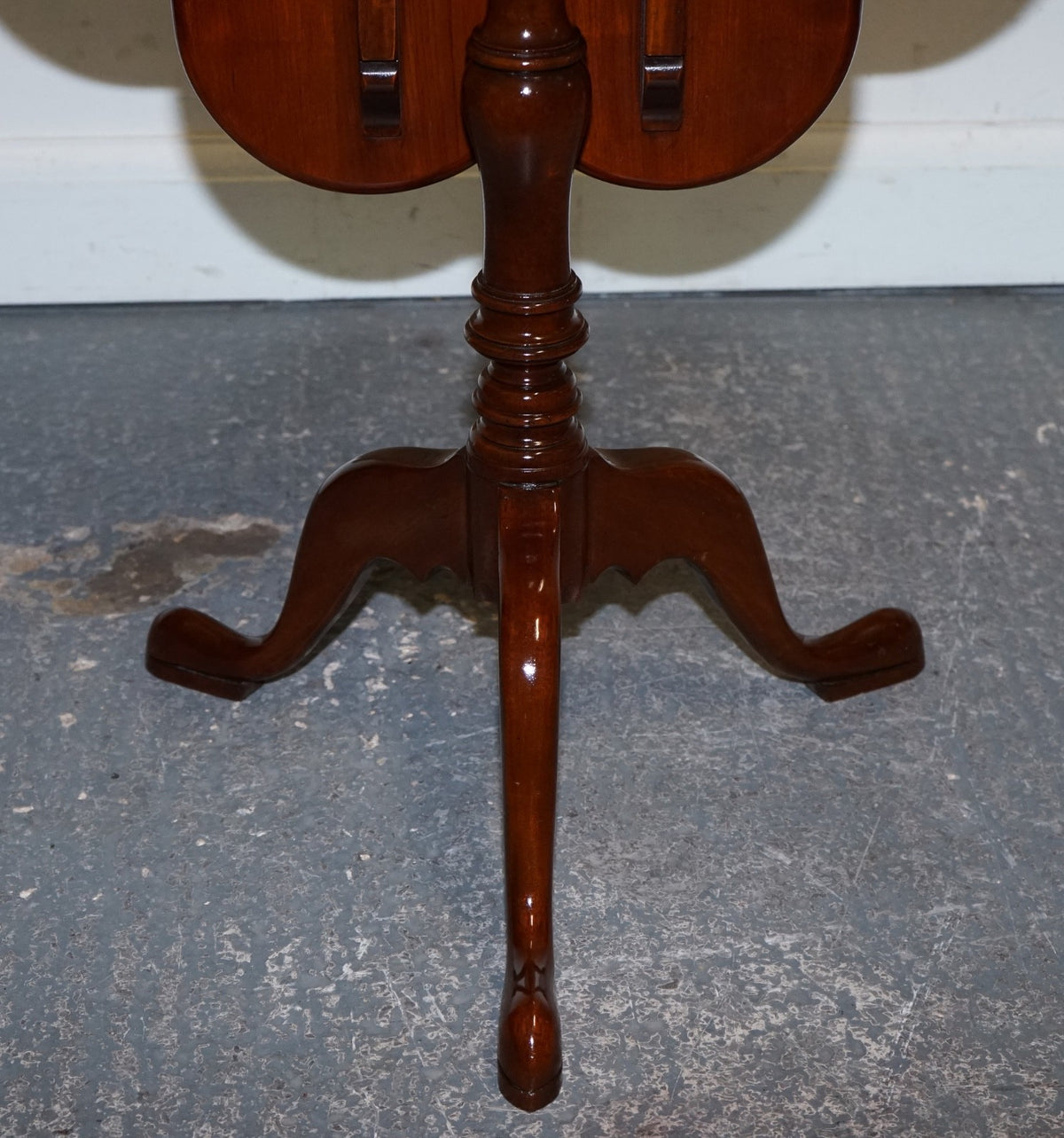 ANTIQUE STYLE TILT TOP WINE SIDE TABLE WITH PIECRUST TOP RAISED ON TRIPOD BASE