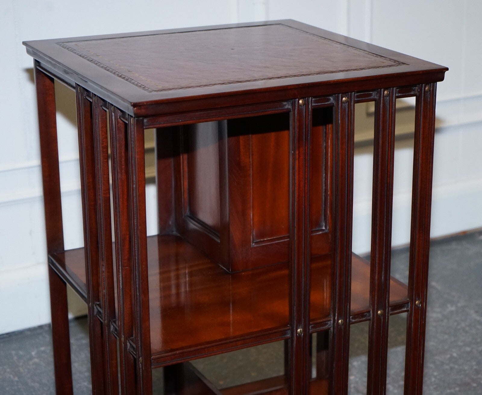 STUNNING REVIVAL INLAID REVOLVING BOOKCASE END TABLE WITH BROWN AGED LEATHER TOP