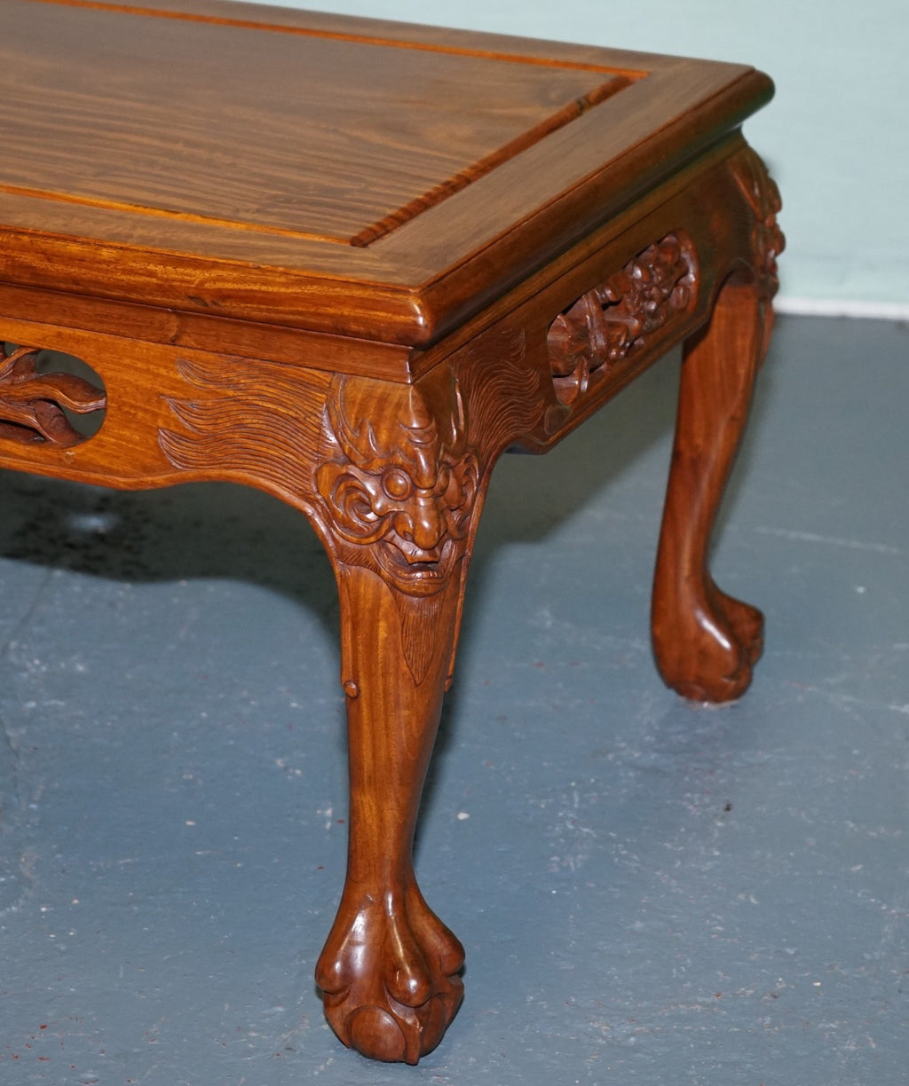 VINTAGE ORIENTAL CHINESE CABRIOLE PAW FEET WITH CARVED DRAGON DESiGN
