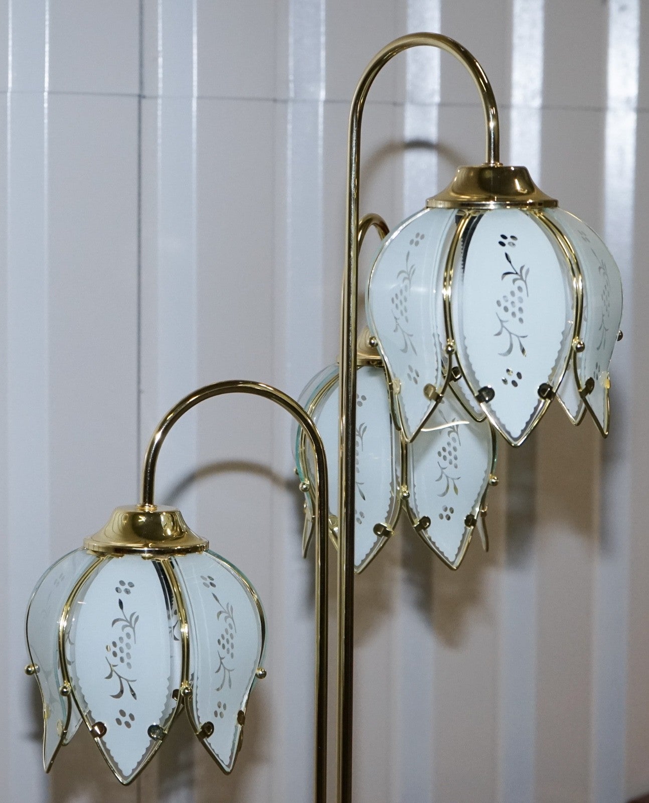 VINTAGE MID CENTRY HOLLYWOOD REGENCY BRASS WHITE TULIP GLASS FLOOR LAMP