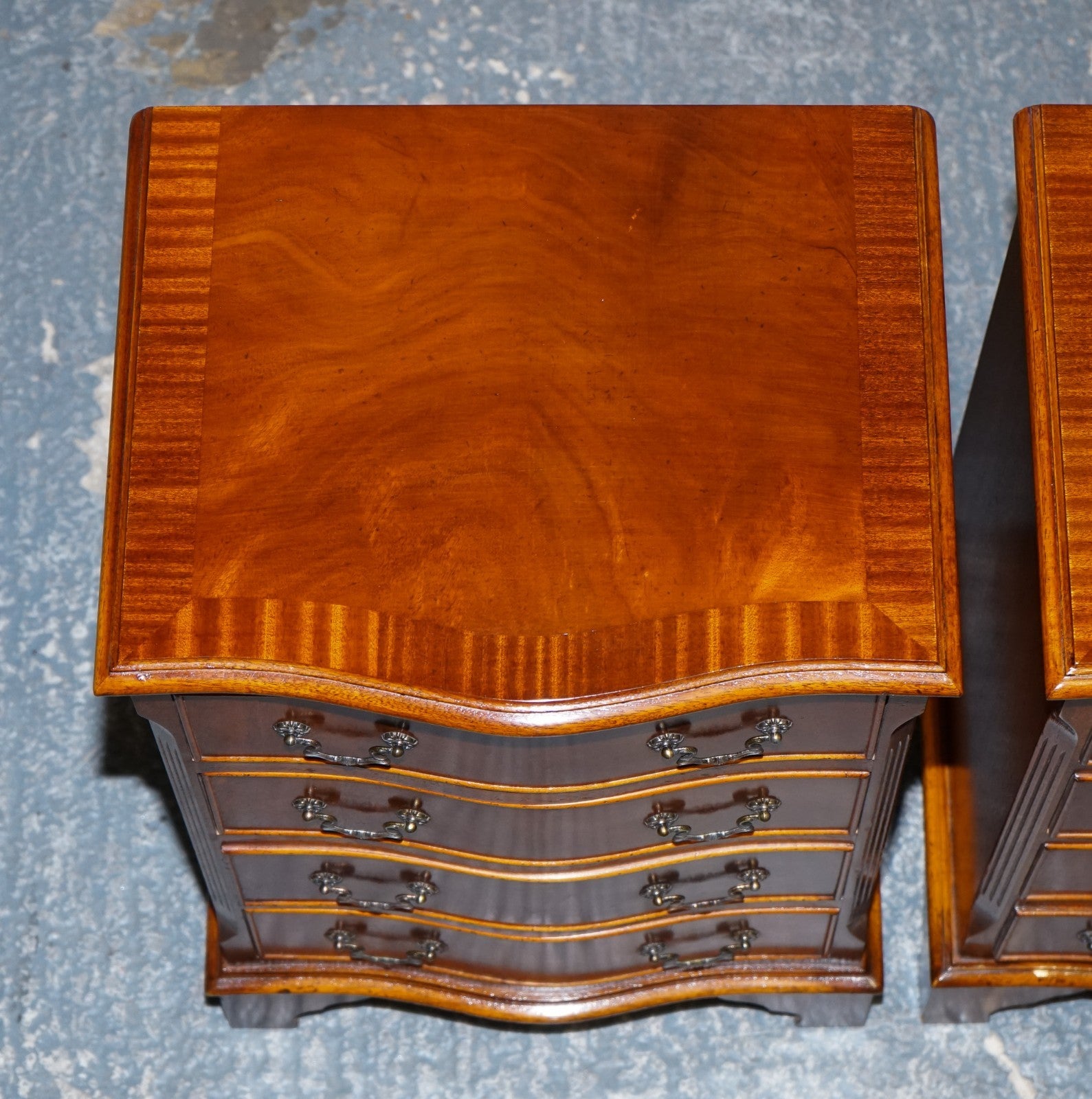 PAIR OF SERPENTINE GEORGIAN STYLE  NIGHTSTANDS BEDSIDE TABLES WITH FOUR DRAWERS