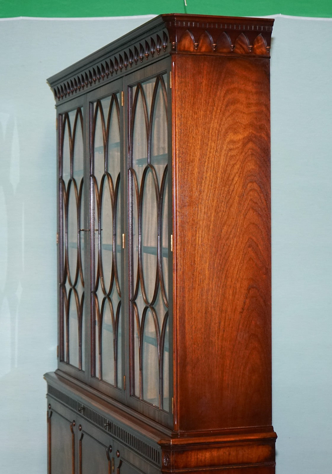 ViNTAGE BEVAN FUNNELL HARDWOOD BREAKFRONT BOOKCASE DISPLAY CABINET