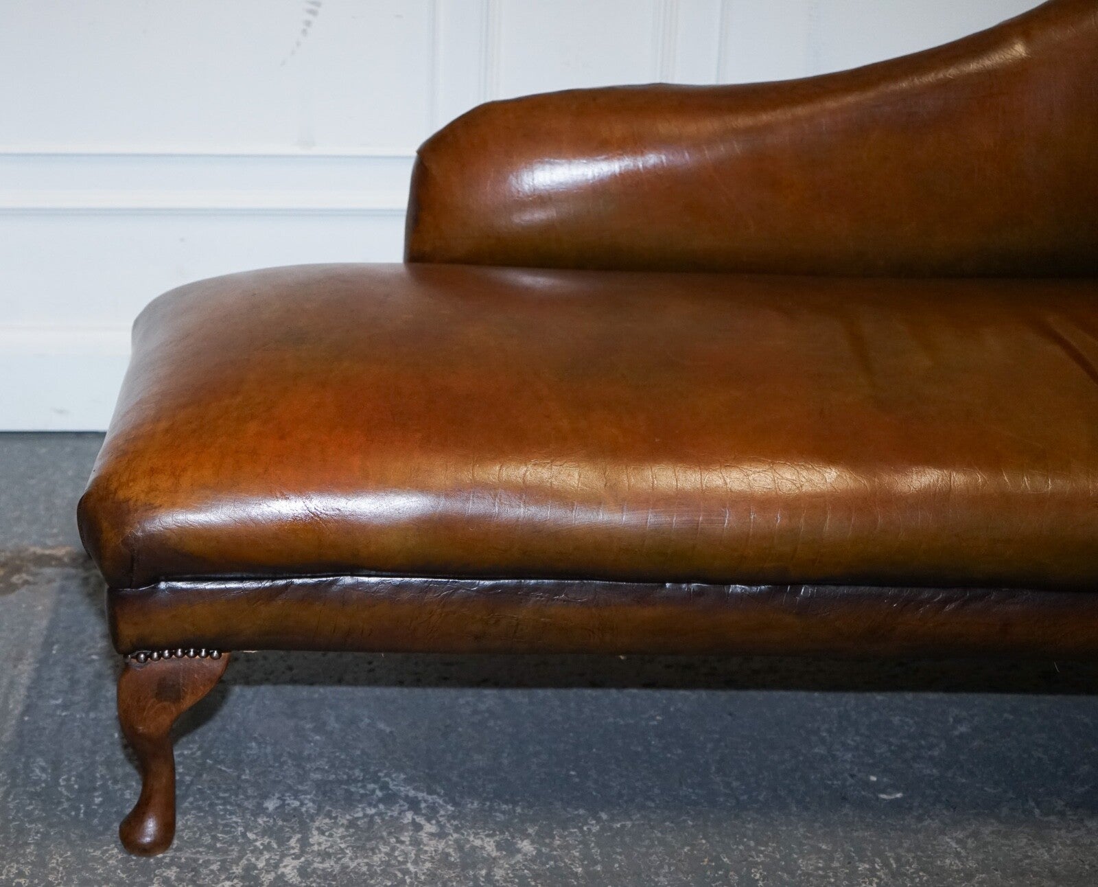 ANTIQUE RESTORED VICTORIAN BROWN LEATHER HAND DYED CHAISE LOUNGE SETTEE