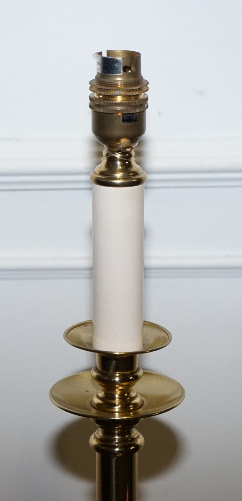 VINTAGE ENGLISH GEORGIAN STYLE SOLID BRASS WHITE CANDLE STICK TABLE LAMP