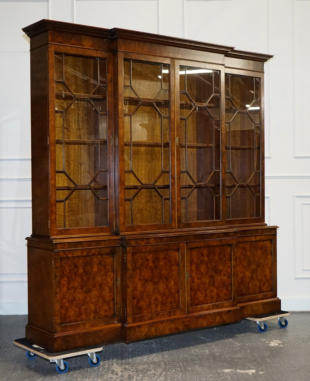 STUNNING LARGE GEORGIAN STYLE BURR WALNUT BREAKFRONT DISPLAY CABINET BOOKCASE