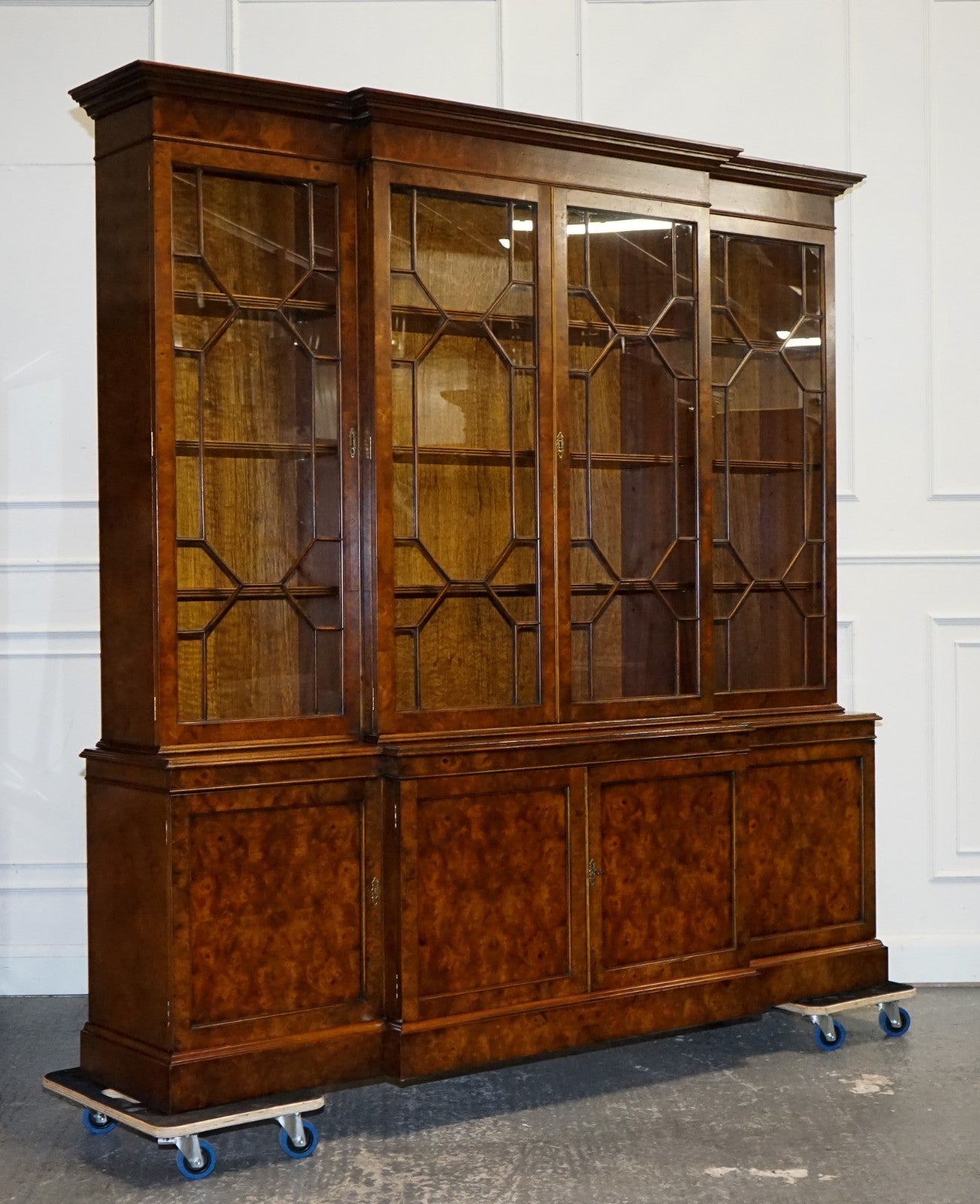 STUNNING LARGE GEORGIAN STYLE BURR WALNUT BREAKFRONT DISPLAY CABINET BOOKCASE