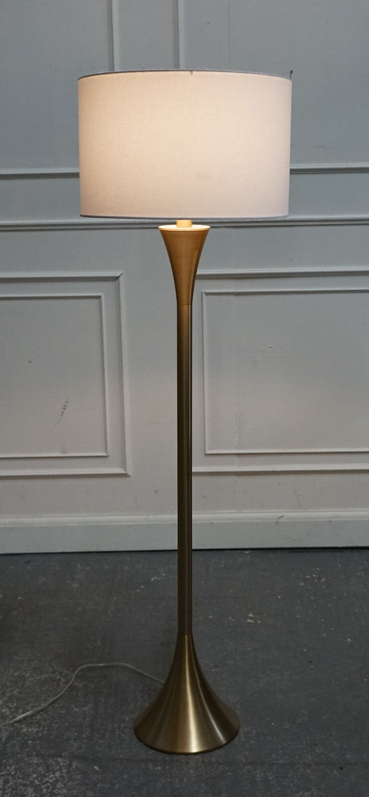 BEAUTIFUL GOLD FLOOR LAMP WITH WHITE SHADE