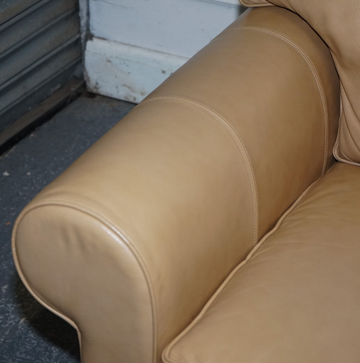 FINE LATTE BROWN LEATHER TWO SEATER SOFA MADE BY MULTIYORK ENGLAND