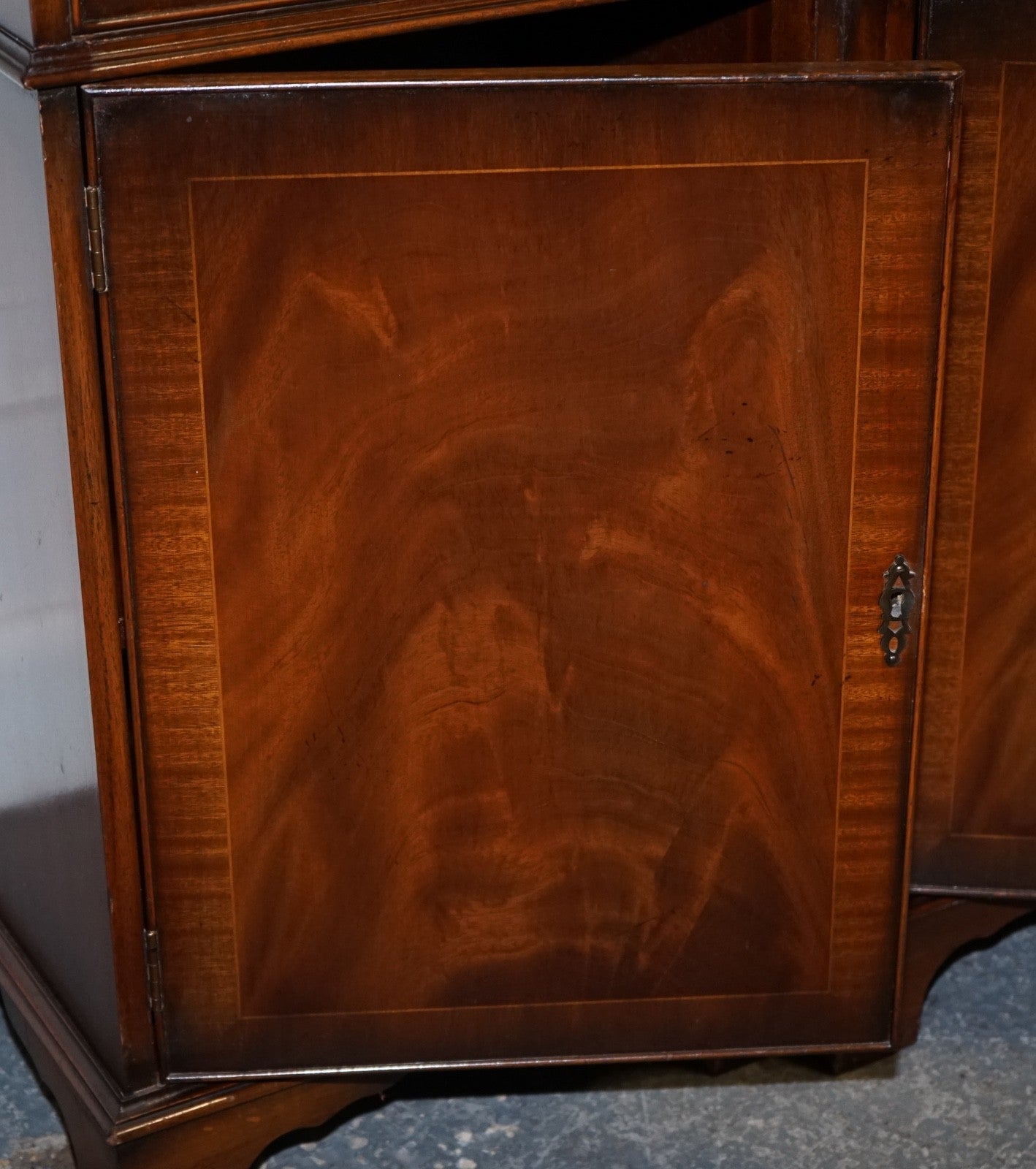 STUNNING GEORGIAN STYLE BREAKFRONT FOUR DOOR DISPLAY CABiNET BOOKCASE